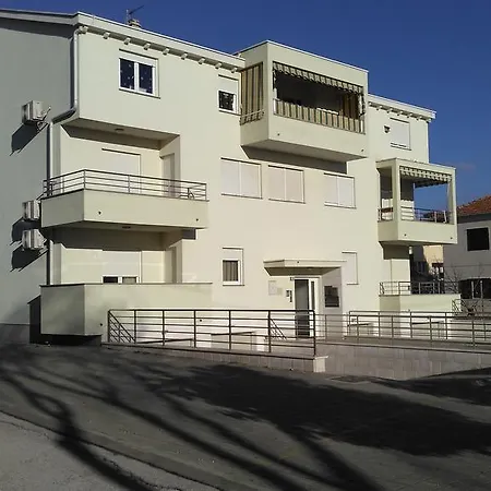 アパート Apartment Toni